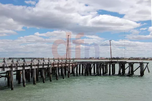 El histórico muelle del barrio CAP sufrió las consecuencias del paso del tiempo.