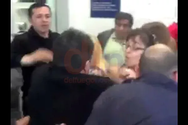 Los docentes forcejean con un efectivo policial dentro de Rentas.