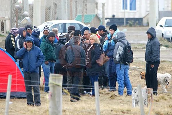 La gente asentada en los predios se mantuvo inflexible en la postura de no devolver las tierras.