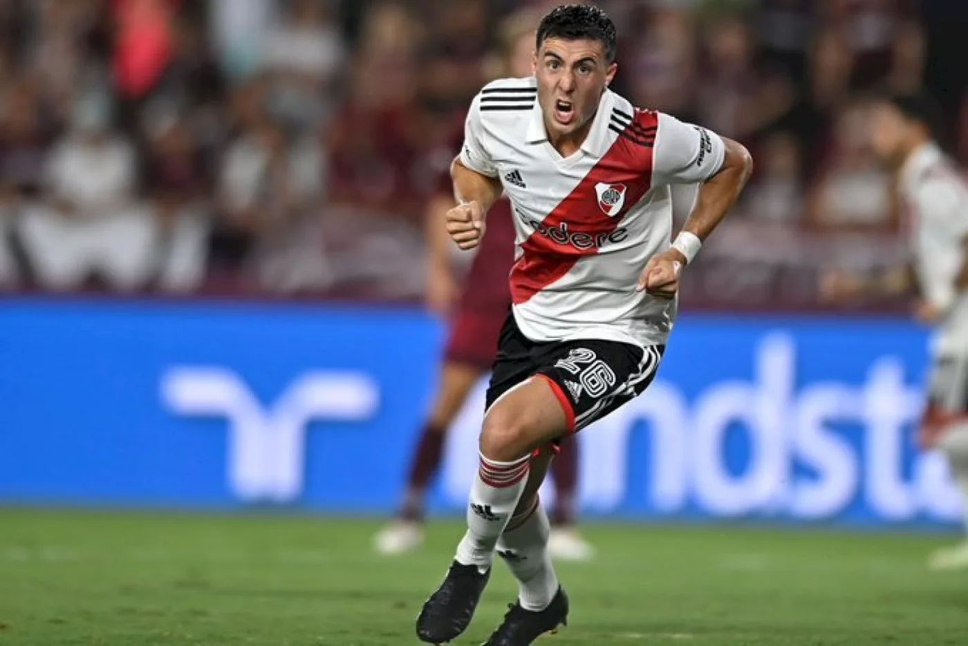 River Plate (12 puntos) regresó esta noche a la victoria y le ganó como visitante a Lanús (12) por 2-0.