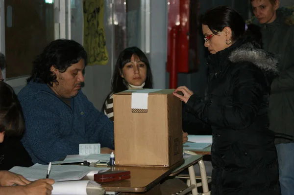 Sobre el cierre de los comicios, mucha gente llega a las escuelas para votar.