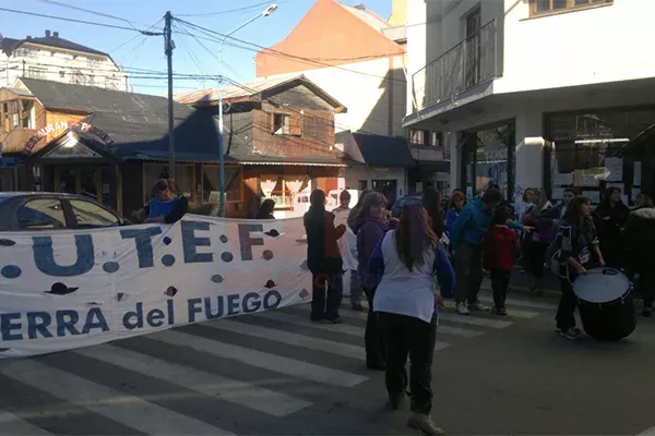 En Ushuaia, los docentes apuraron un corte de calles en pleno centro.