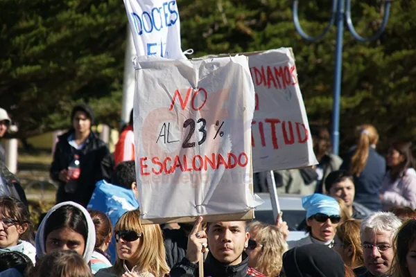 La movilización sumó a cientos de docentes descontentos con el aumento decretado.