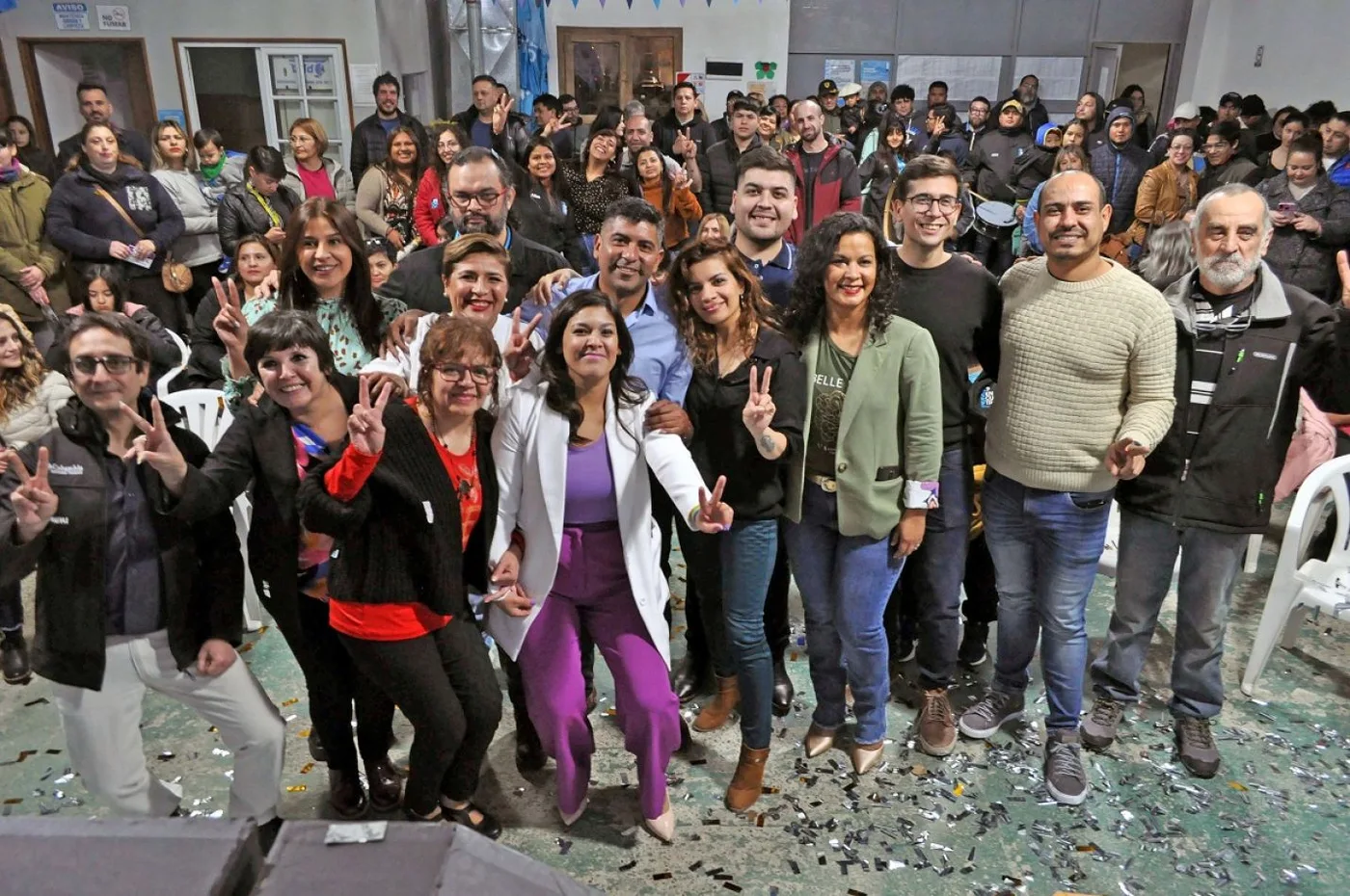 Los candidatos de Nuevo Encuentro, junto a allegados y afiliados, posaron para las cámaras, luego del acto de presentación.