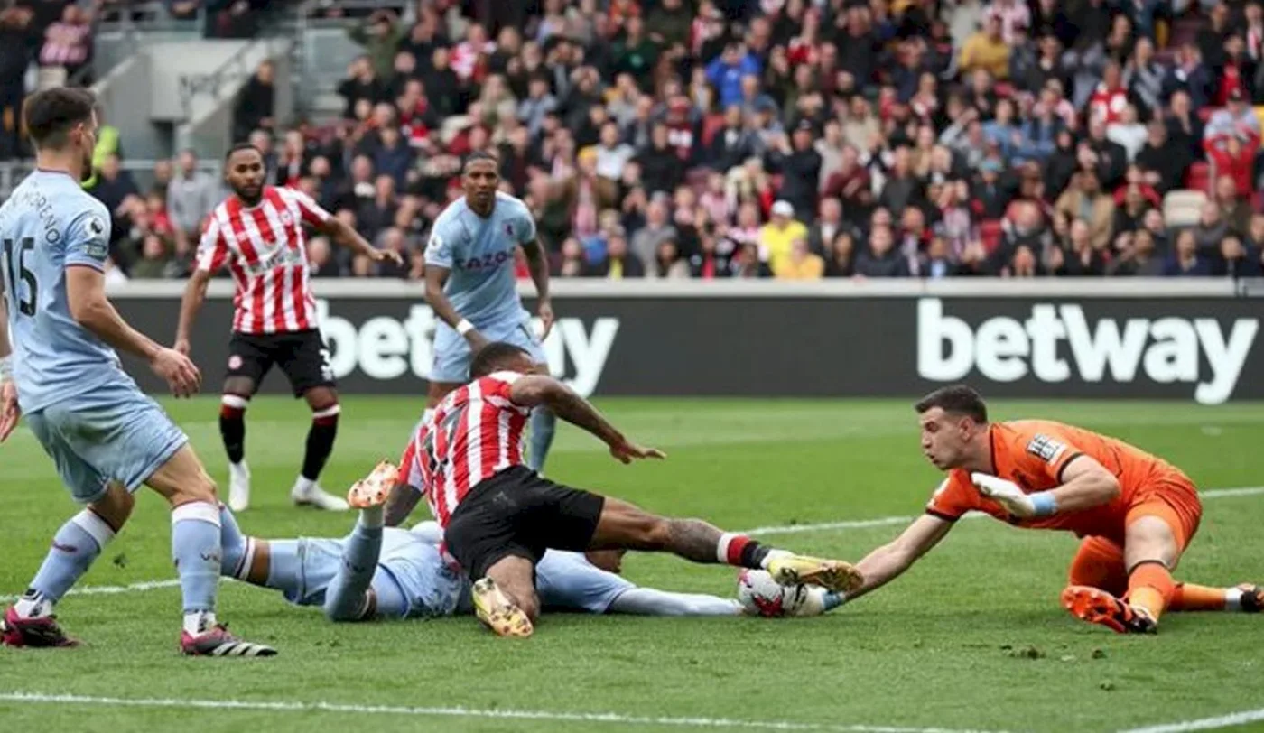 "Dibu" Martínez salió lesionado en el partido del Aston Villa.