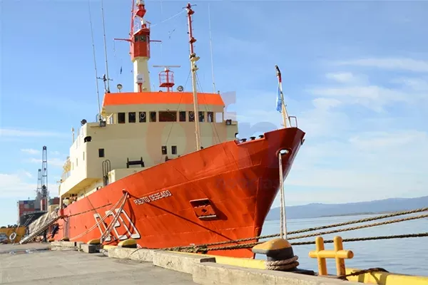 El ARA Puerto Deseado, amarrado en la terminal portuaria capitalina.