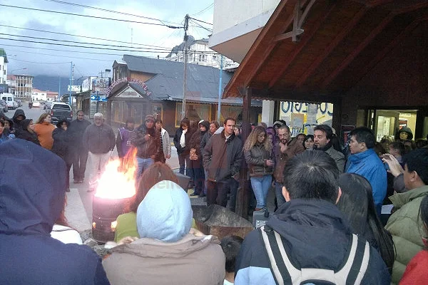 La asamblea del sindicato docente en Ushuaia se concretó fuera del edificio de Rentas.