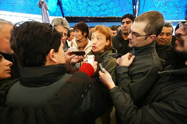 Fabiana Ríos, asediada por los medios de prensa de Río Grande.