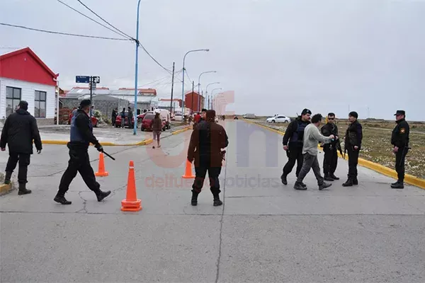 Efectivos policiales al momento de iniciarse los desmanes en Chacra IV.