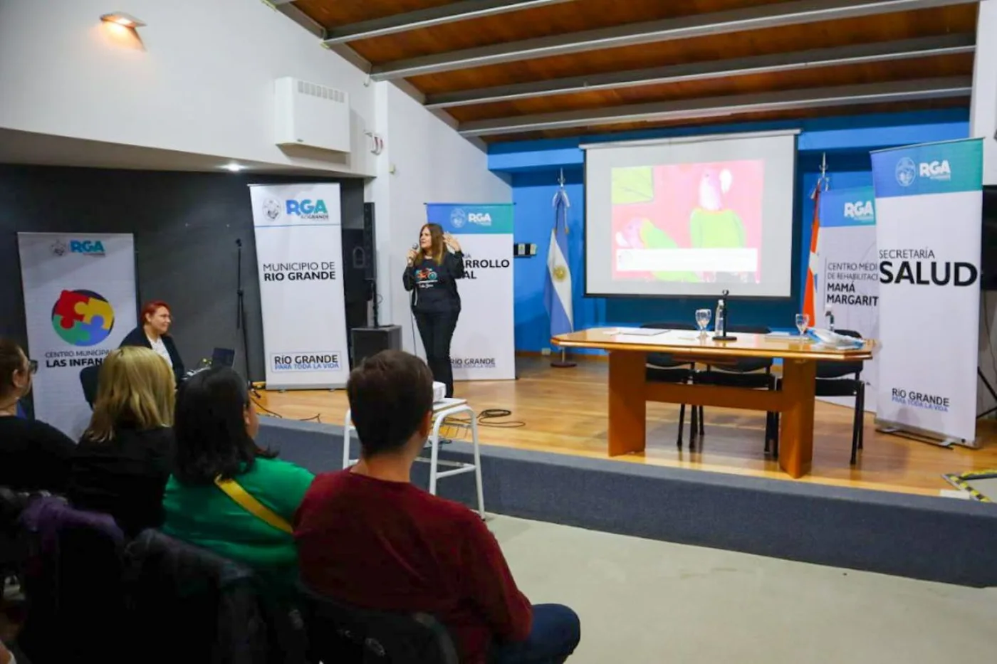 Gran convocatoria de familias a la charla taller “Otra mirada al autismo”