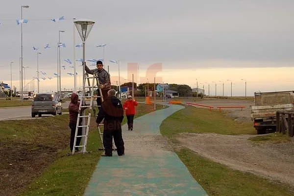 Las nuevas lámparas iluminarán la zona aledaña a los monumentos.