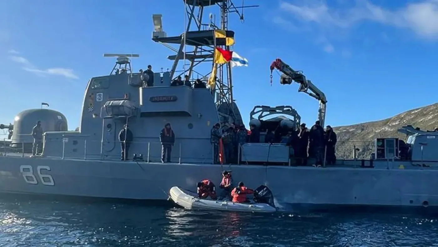 La Armada rescató a los tripulantes de un velero francés