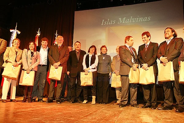 Los disertantes, junto a las autoridades locales y provinciales.