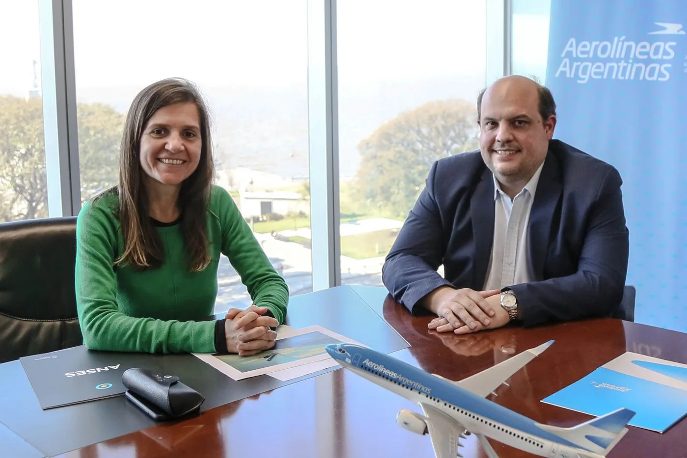 La directora ejecutiva de ANSES, Fernanda Raverta, junto al presidente de Aerolíneas Argentinas, Pablo Ceriani.