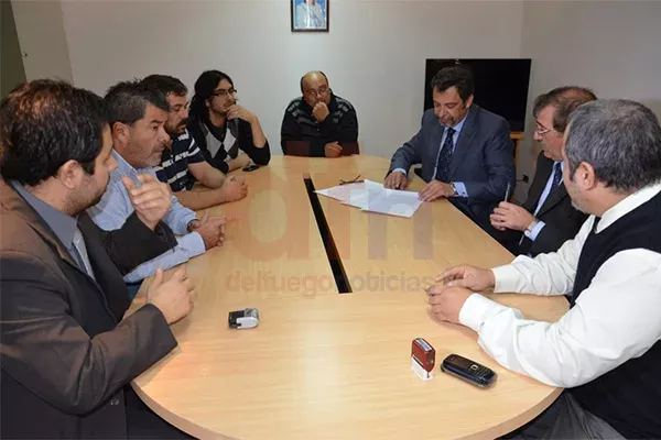 Gustavo Zanone firma el convenio bajo la atenta mirada de la cúpula dirigencial de ATSA.