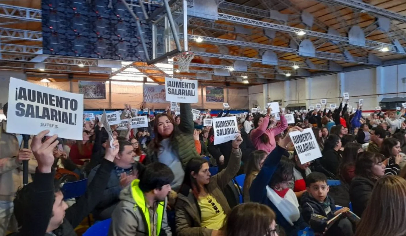 Docentes abuchearon y silbaron al gobernador Melella y a sus funcionarios.