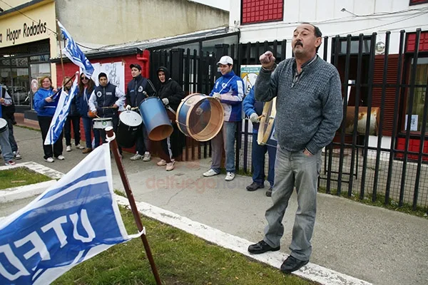 Juan Cano, al momento de increpar a varios dirigentes sindicales que acompañaron la protesta.