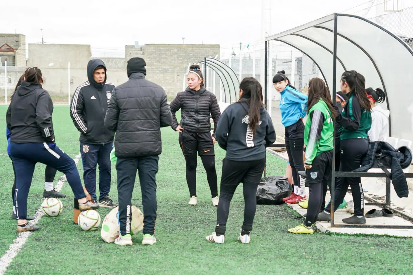 El Head Coach de los seleccionados de fútbol, Christian Meloni, quien llegó desde Buenos Aires, liderará los entrenamientos y evaluará desempeños.