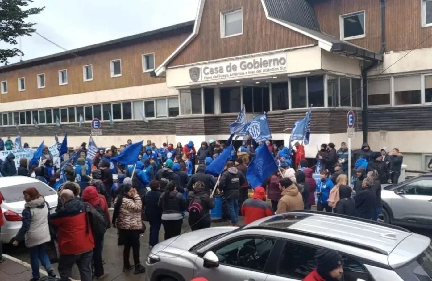 Tensa protesta de trabajadores estatales en Casa de Gobierno