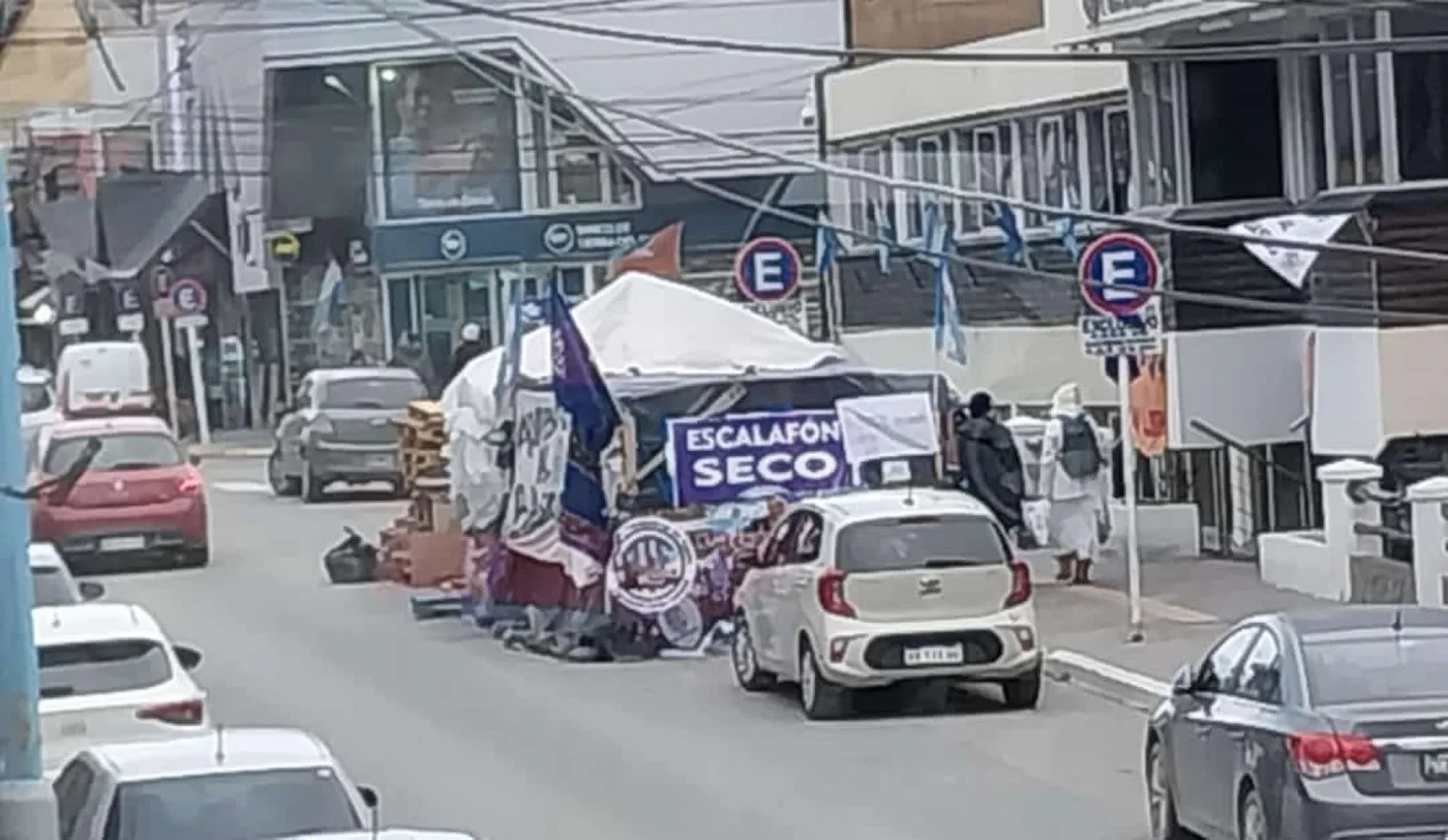 La protesta de estatales en Casa de Gobierno. (Foto: Julio Alday).