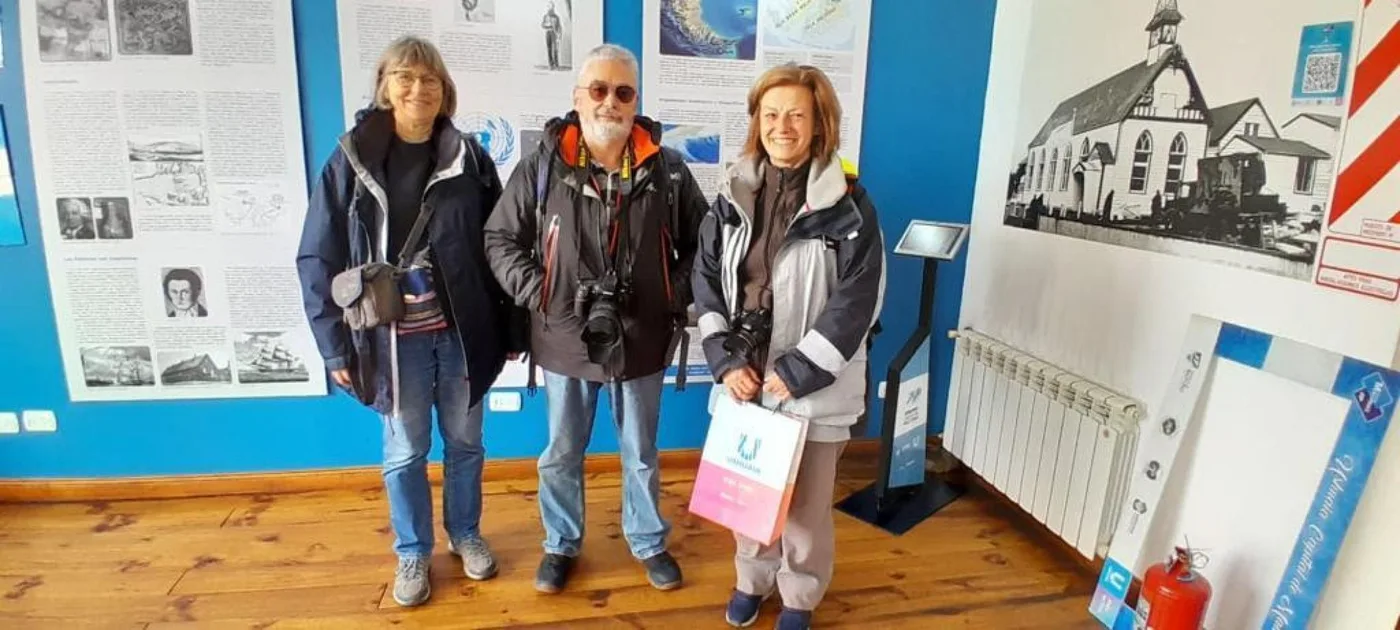 Turistas franceses fueron recibidos por el personal del museo y se sorprendieron gratamente al enterarse de que eran la visita número dos mil del año.