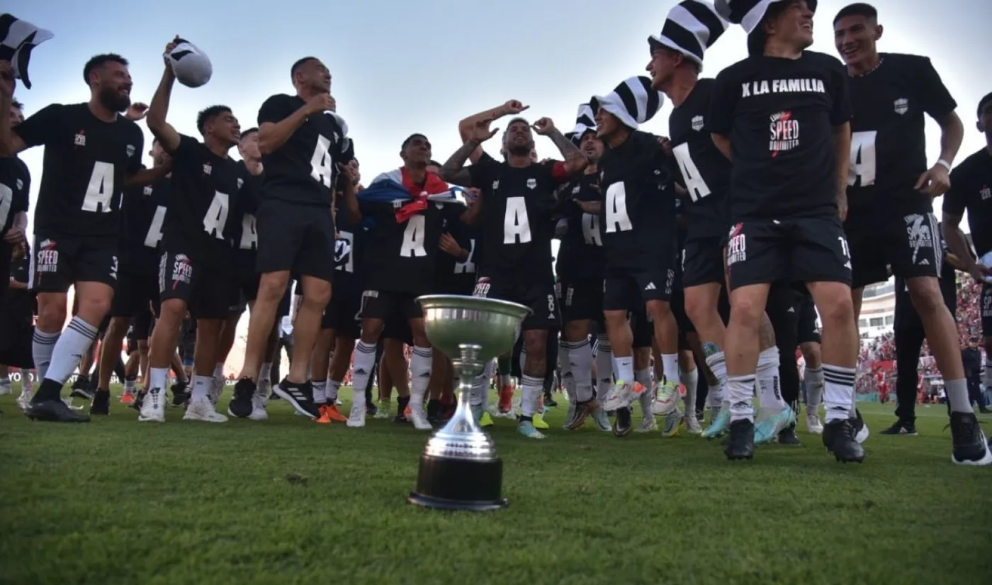 Riestra ascendió a la Primera A tras vencer 1-0 a Deportivo Maipú