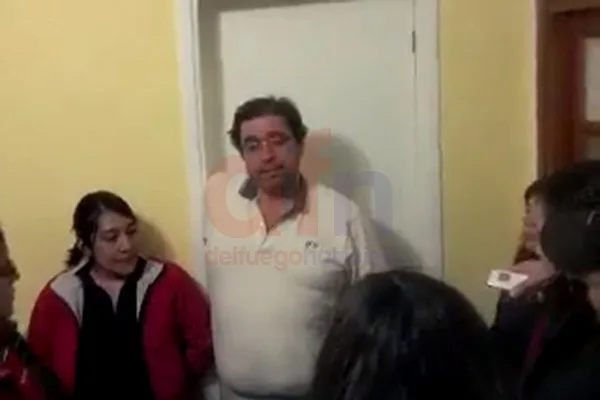 Héctor López Auil, durante el contacto con los docentes que acudieron a la Delegación de Gobierno.