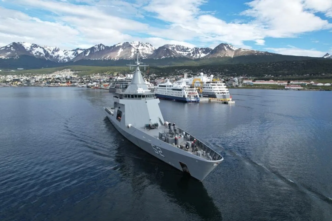 El buque de estación zarpó desde el muelle militar de Ushuaia para cumplir su misión de relevo.