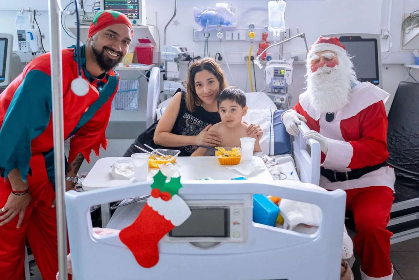 Papá Noel junto a sus duendes visitaron centros de salud de la provincia