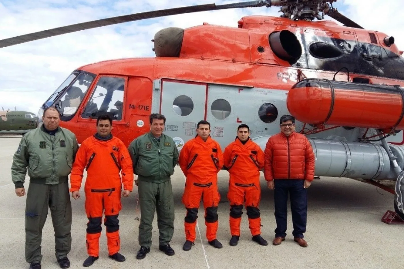 El entonces vicegobernador Juan Carlos Arcando con la tripulación argentina de los helicópteros de fabricación rusa que cruzaron desde Ushuaia a la An