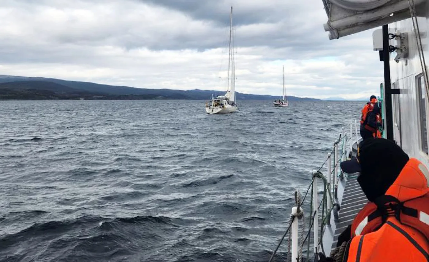 Prefectura Naval rescató a tripulante de velero francés en aguas tumultuosas del Canal Beagle.