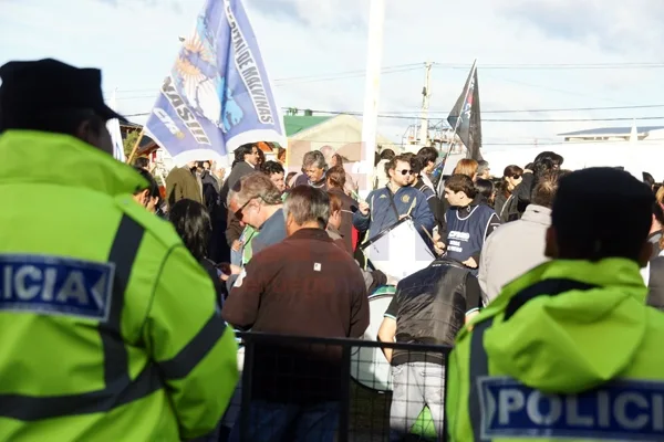 Frente a la custodia policial, cientos de trabajadores protestan por el IPAUSS.