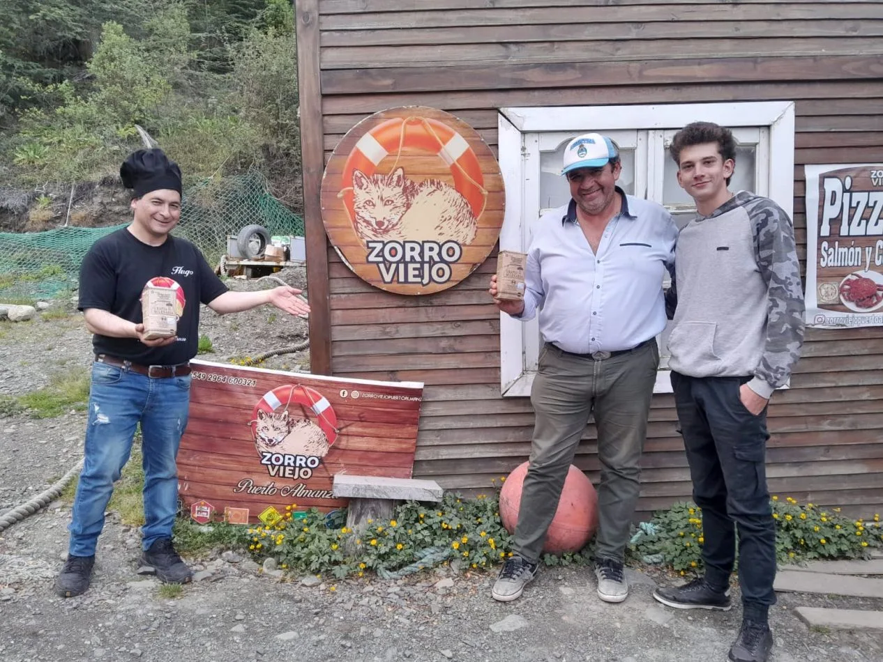 Carlos Biechteler, presidente de la Cooperativa El Colono, y su hijo Emanuel en Zorro Viejo de Almanza con su propietario Hugo Peralta.