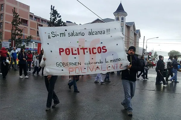 Los manifestantes cargaron contra el Gobierno.