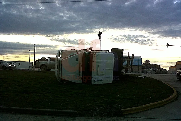 El camión Scania, volcado sobre el boulevard rutero.