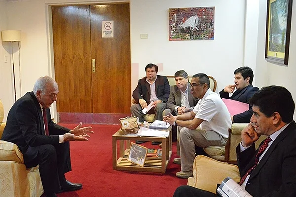 Roberto Crocianelli dialoga con los directores del mega instituto.