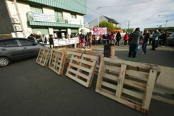 Los docentes cortaron la calle Laserre al menos hasta pasado el mediodía.