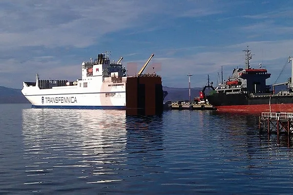 El buque holandés estuvo amarrado en Ushuaia a la espera de combustible.