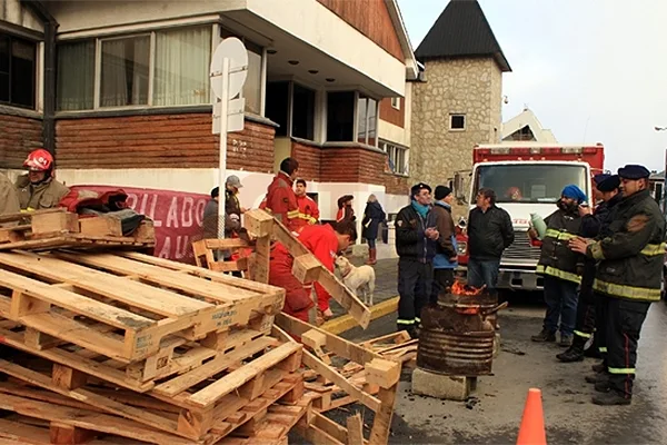 Bomberos Voluntarios concretan su segundo día de protesta en Casa de Gobierno.