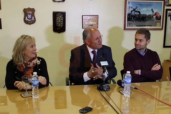 Abel Albino, junto a Chppaerón y Sciurano, durante la conferencia de prensa.