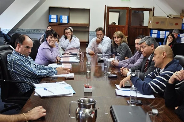 Funcionarios provinciales y legisladores, en pleno debate.