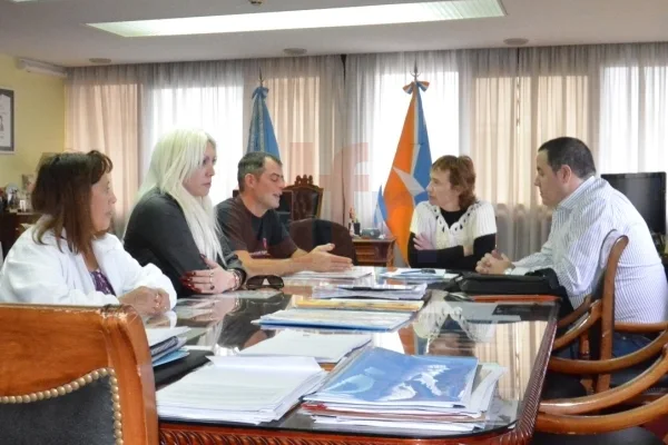 Laura Aguilar (segunda desde la izquierda), durante una reunión con Fabiana Ríos.