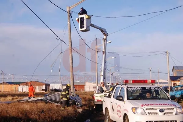 La voladura de chapas afectó al tendido eléctrico en varias zonas de la ciudad.