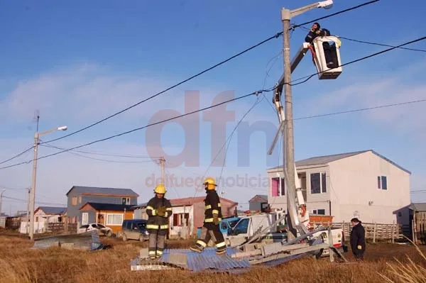 La acción del fuerte viento generó destrozos en Chacra XI.