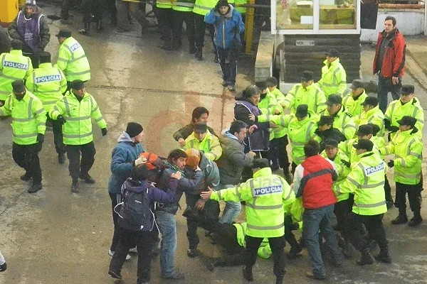 La protesta terminó en una gresca violenta entre docentes y policias.