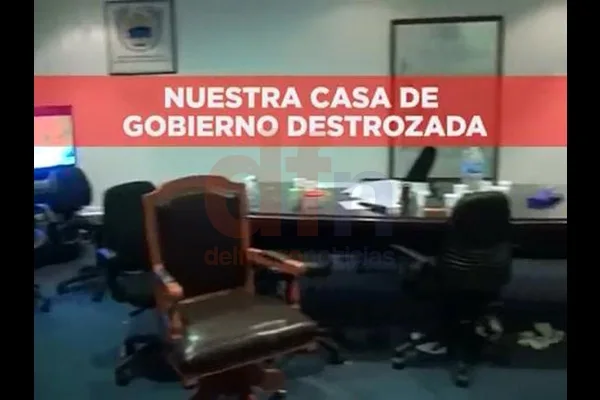 Las imágenes son más que elocuentes y muestran el destrozo dentro de Casa de Gobierno.