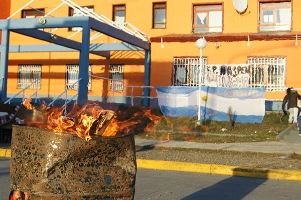 Tachos con fuego y pallets de madera, en los accesos a los colegios de la ciudad.