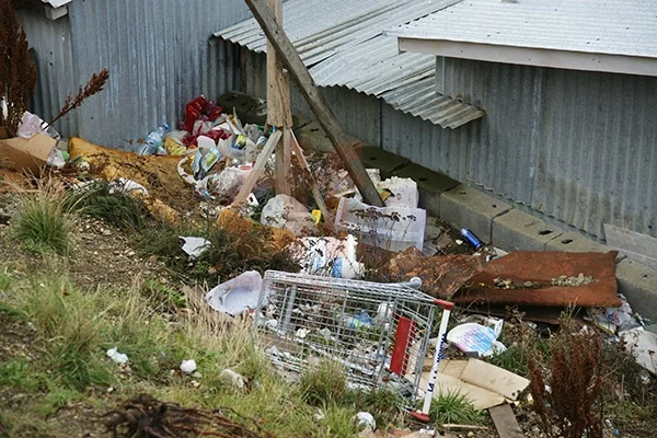 la basura se acumula incluso contra las paredes de las casas.