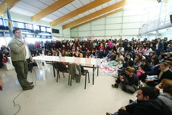 Héctor López Auil presidió la concurrida asamblea resolutiva.