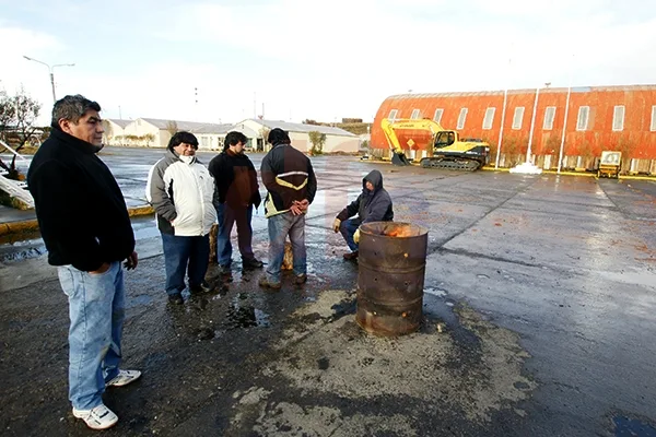 Trabajadores bloquean el acceso: detrás de ellos, la máquina que Vialidad deberá devolver.